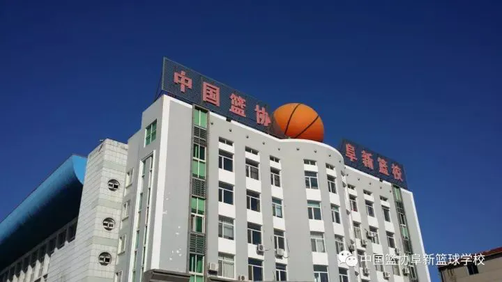 老年篮球爱好者如何练习控卫技巧_1