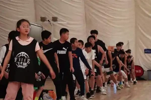  如何通过篮球冬令营促进团队合作？